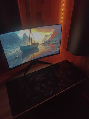 Muismat met sierlijke zwarte wolken op donkere achtergrond – antislip en stijlvol ontwerp