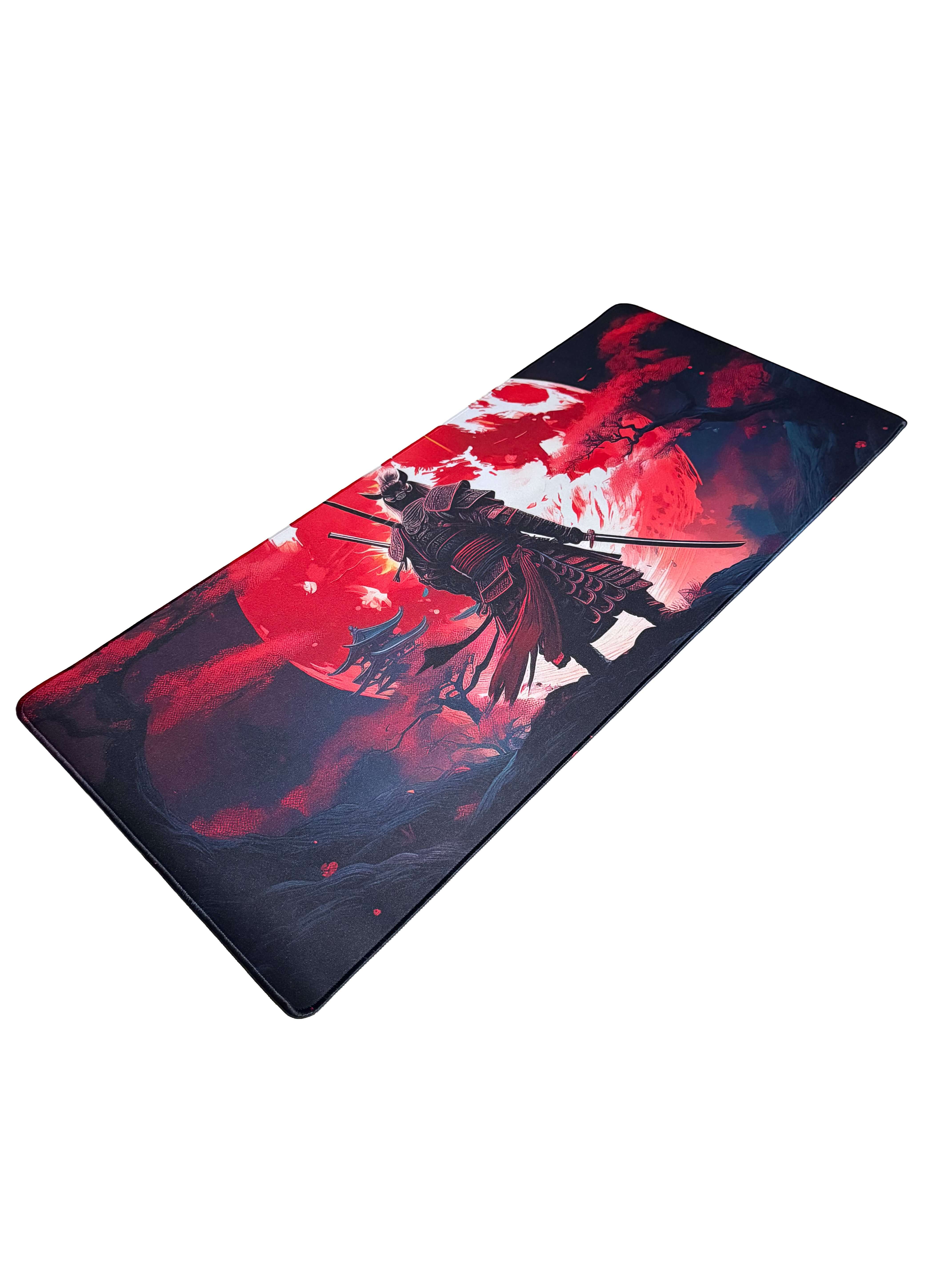 Gaming muismat in rode en zwarte tinten met dramatische illustratie – formaat 900x400mm