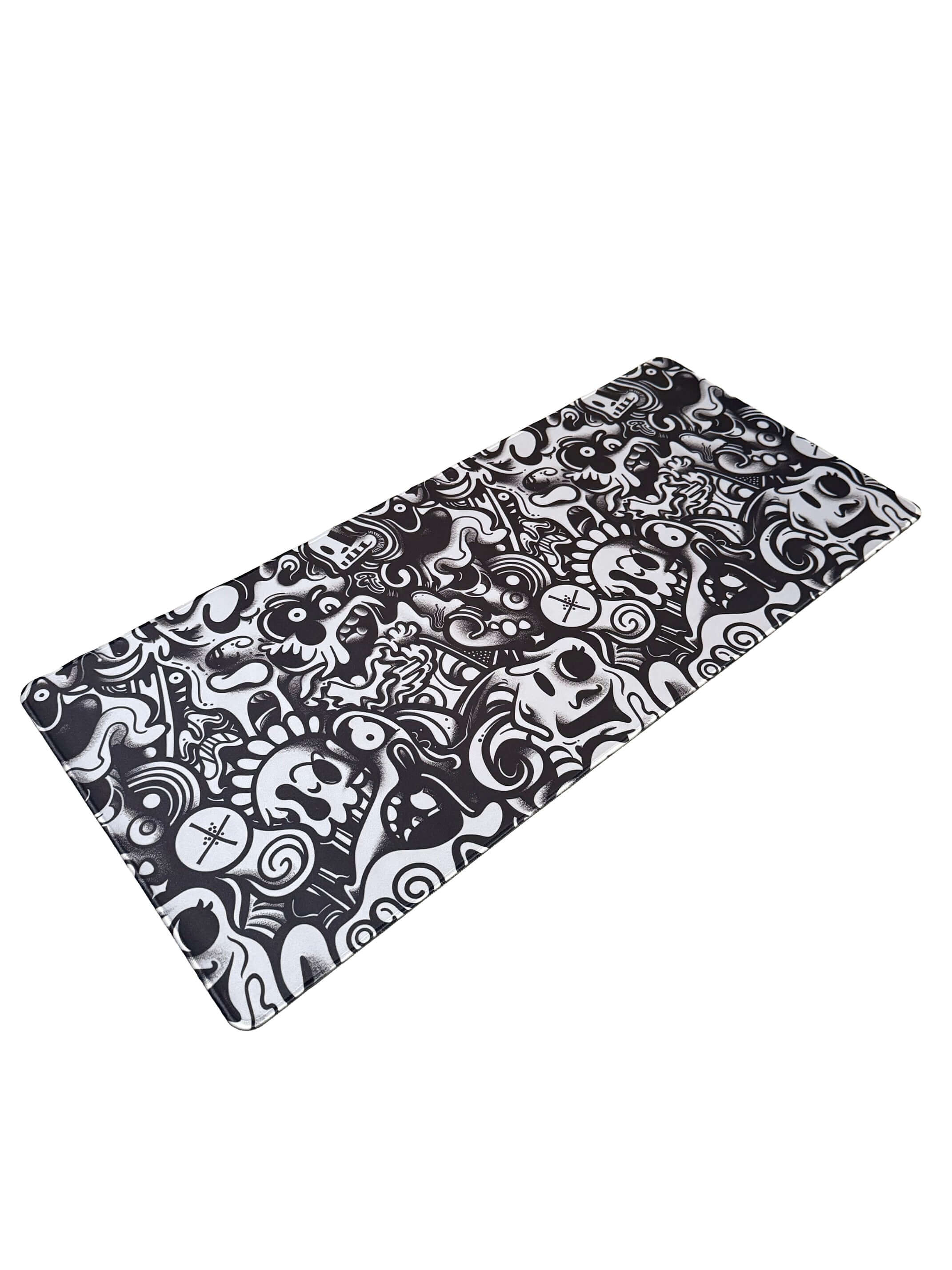 Doodle Apocalypse muismat met zwart-witte cartoon chaos en illustratieve figuren – uniek design