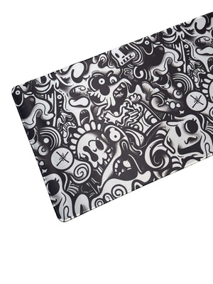 Zwart-witte muismat met cartoonstijl illustraties en chaotisch patroon – perfect voor creatieve setups