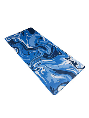 Muismat met vloeiend neonblauw marmerpatroon – modern ontwerp met antislip basis