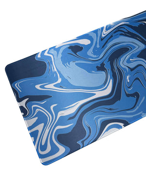 XXL bureaumat met blauw gemarmerd effect – Neon Blue Bevel stijl op 900x400mm muismat