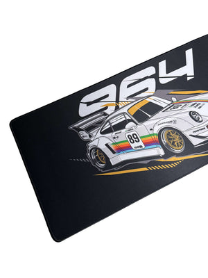 Retro stijl muismat met Porsche design en neon regenboogaccenten op donkere achtergrond