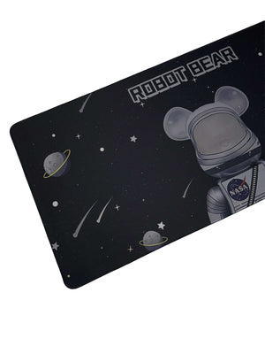 Schattige muismat met astronautenbeer en kleurrijke ruimteachtergrond – antislip en groot formaat