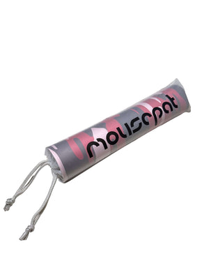 Detailweergave van Crimson Camo muismat – antislip rubberen basis en duurzame afwerking