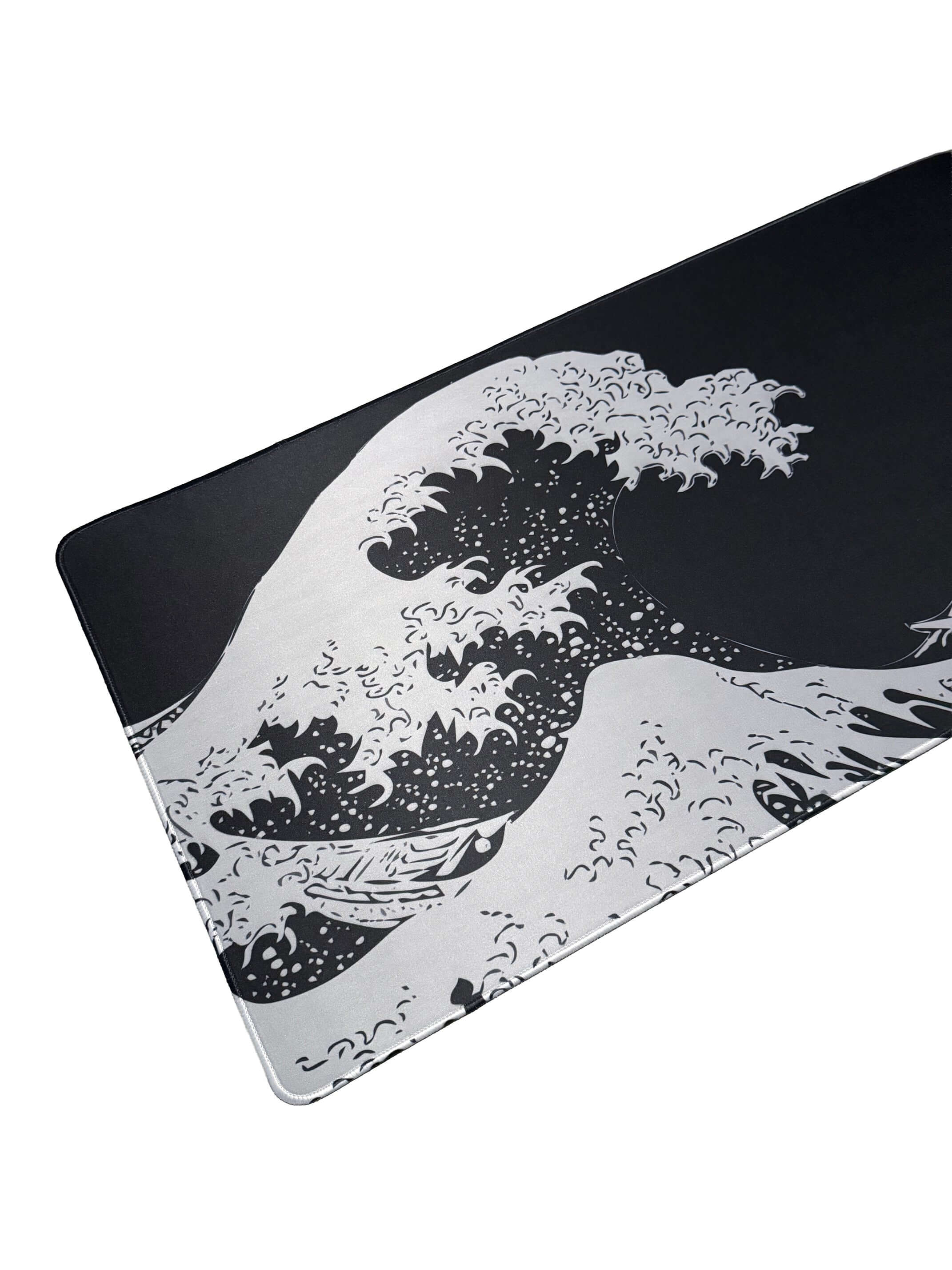 Donkere muismat met iconische Japanse golfprint in midnight stijl – 900x400mm formaat