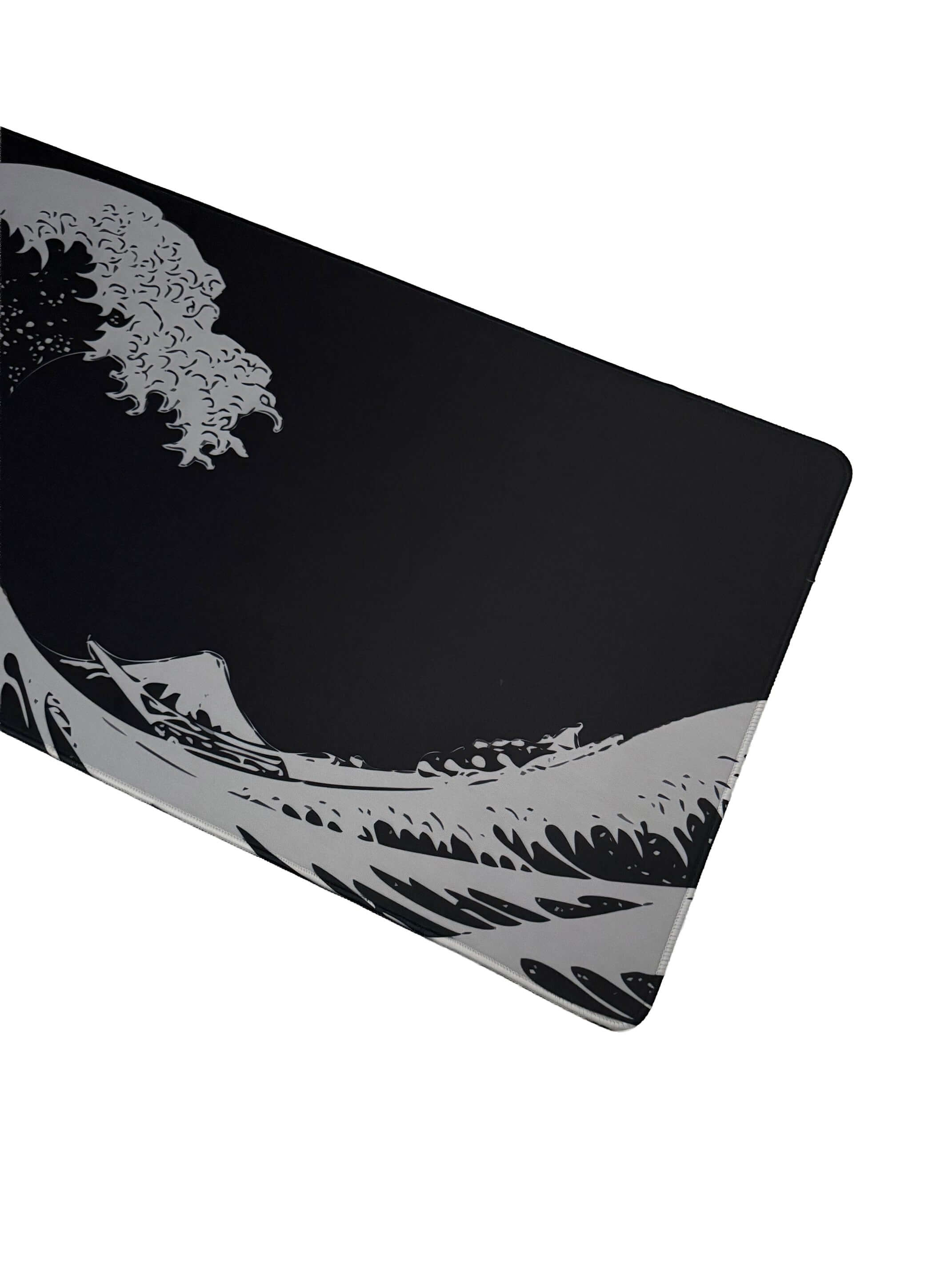 Gaming muismat met diepblauw-witte golfillustratie geïnspireerd op Hokusai’s werk