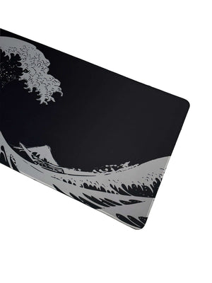 Gaming muismat met diepblauw-witte golfillustratie geïnspireerd op Hokusai’s werk